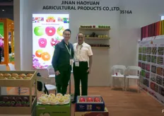 Jinan Haoyuan Agricultural Products is a grower and trade of fresh apples. To the right, Mr Wang.